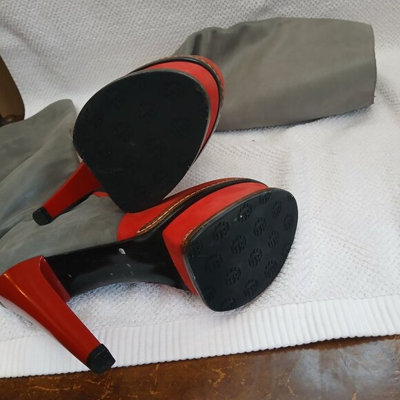 Tall suede leather boots in grey and red. - Picture 5 of 8